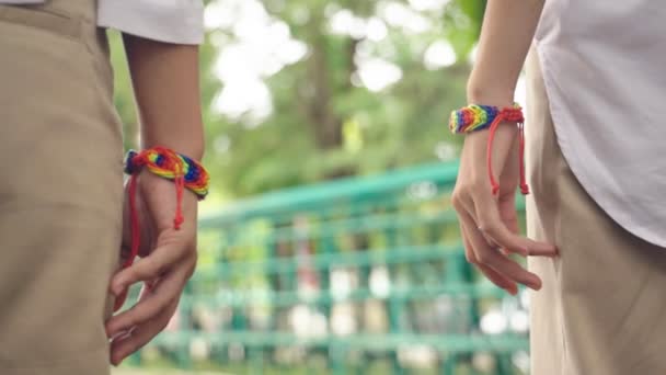 Повільний Рух Крупним Планом Щаслива Лесбійська Пара Тримає Руки Концепція — стокове відео