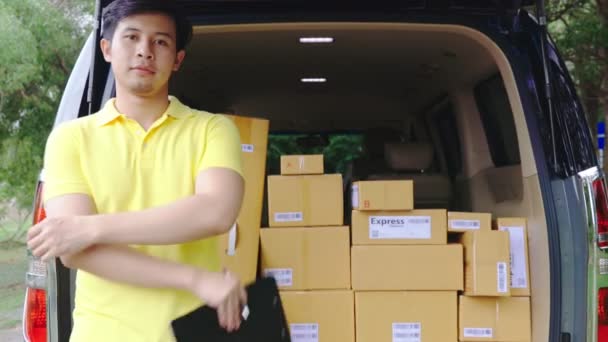 Portrait Young Asian Delivery Man Berdiri Samping Paket Pada Van — Stok Video