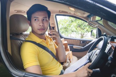 Genç Asya Teslimat adam deliveri için müşteriye telefon arama