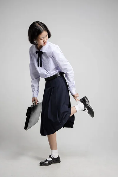 Πορτρέτο Ασιάτης/ισσα φοιτητής κρατώντας σχολική τσάντα και φορώντας παπούτσια σε g — Φωτογραφία Αρχείου