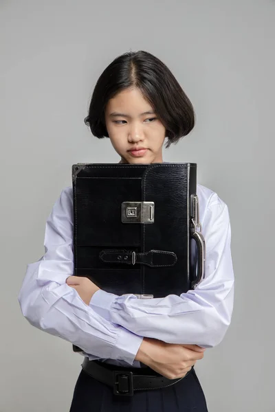 Retrato solitário ásia estudante segurando escola saco no cinza backgro — Fotografia de Stock