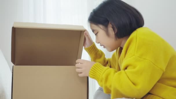 Câmera Lenta Bonito Menina Asiática Jogar Esconder Procurar Com Gatinho — Vídeo de Stock