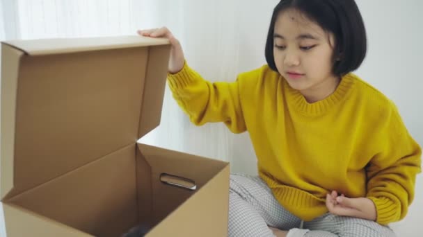 Câmera Lenta Bonito Menina Asiática Jogar Esconder Procurar Com Gatinho — Vídeo de Stock