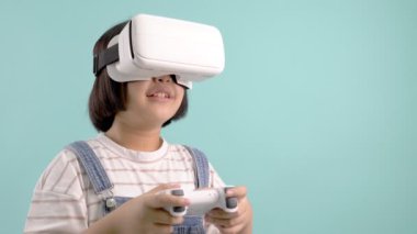 Mavi yeşil arka plan, Yavaş hareket üzerinde sanal oyun oynarken sanal gerçeklik gözlük Asya Kız