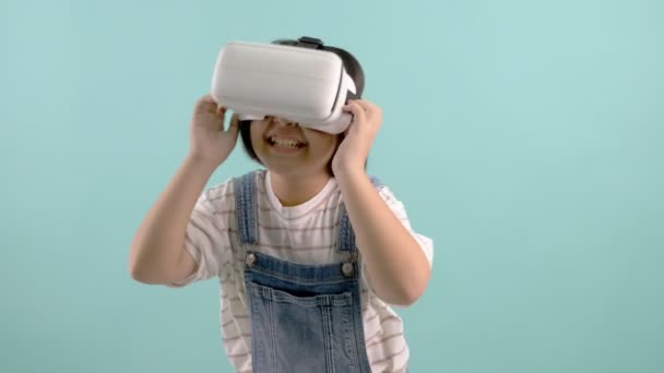 Asiatisk Tjej Virtual Reality Glasögon Spela Virtuella Spel Blå Grön — Stockvideo