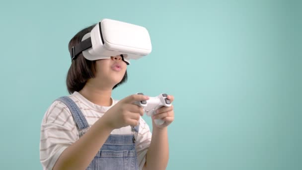 Asijskou Dívku Virtuálních Realových Brýlích Hrající Virtuální Hru Modrém Zeleném — Stock video