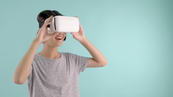 Asiatisk Tjej Virtual Reality Glasögon Spela Virtuella Spel Blå Grön — Stockvideo