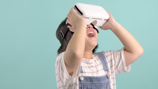 Ασιατικό Κορίτσι Εικονικά Γυαλιά Πραγματικότητας Παίζοντας Εικονικό Παιχνίδι Μπλε Πράσινο — Αρχείο Βίντεο