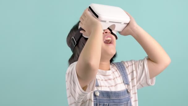 Asiatique Fille Réalité Virtuelle Lunettes Jouer Jeu Virtuel Sur Fond — Video