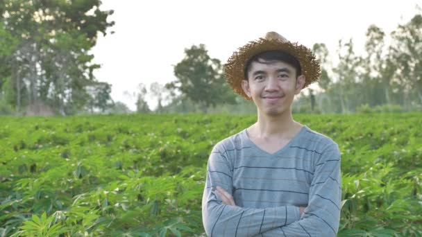 Портрет Счастливого Молодого Азиатского Фермера Улыбающегося Полях Маниоки — стоковое видео
