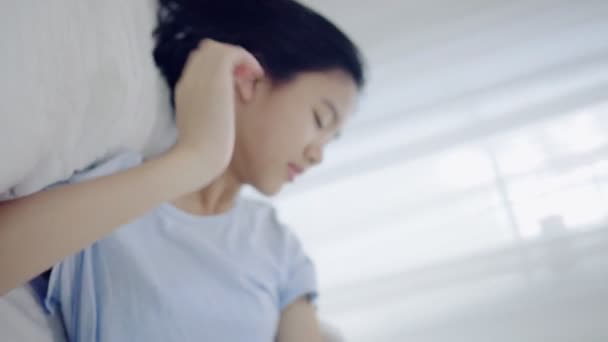 アジアのかわいい女の子は 朝にさわやかな睡眠後に自分自身を伸ばして目を覚ます スローモーション — ストック動画