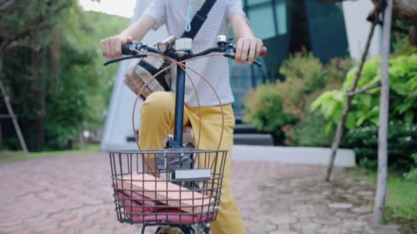 自転車に乗って楽しんでいる美しいアジアのティーンエイジャーの女の子 スローモーション — ストック動画