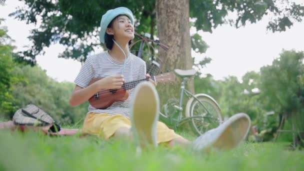 Piękna Azjatycka Nastoletnia Dziewczyna Gra Ukulele Parku Slow Motion — Wideo stockowe