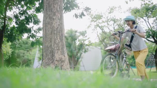 自転車に乗って楽しんでいる美しいアジアのティーンエイジャーの女の子 スローモーション — ストック動画