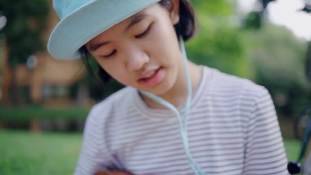 Linda Menina Adolescente Asiática Jogando Ukulele Parque Câmera Lenta — Vídeo de Stock