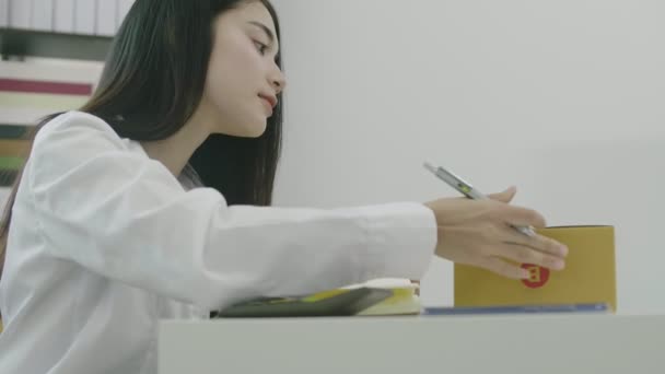 Mujer Asiática Que Prepara Para Entregar Paquete Cartón Cliente Puesta — Vídeos de Stock