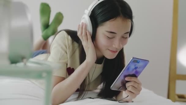 Πορτρέτο Υπέροχο Ασιατικό Κορίτσι Ακούγοντας Μουσική Στα Ακουστικά Χρήση Smartphone — Αρχείο Βίντεο