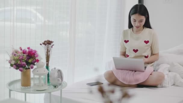 Retrato Linda Menina Asiática Sentado Cama Usando Computador Portátil Para — Vídeo de Stock