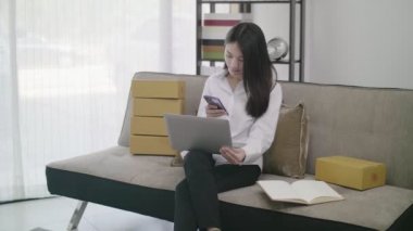 Evde çalışan genç Asyalı kadın, sipariş için müşteriden telefon alma, İş başlatmak