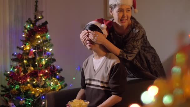 Weihnachtsgeschenk Überraschung Asiatischer Mann Erhält Geschenk Mit Familie Feiert Festtag — Stockvideo