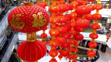 Alışveriş Merkezi'nde Tavanda Dekorasyon Geleneksel Kırmızı Çin Fenerler. Çin Yeni Yıl Festivali Kutlaması