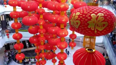 Tilt aşağı Alışveriş Merkezi'nde Tavanda Dekorasyon Geleneksel Kırmızı Çin Fenerler vurdu. Çin Yeni Yıl Festivali Kutlaması