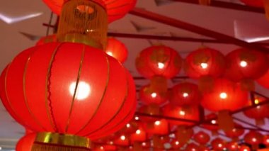 Alışveriş Merkezinde Tavanda Geleneksel Kırmızı Çin Fenerleri Dekorasyon