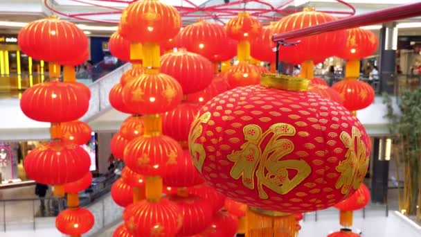 チルトダウンは ショッピングモールの天井に飾る伝統的な赤い中国のランタンを撮影しました 中国の旧正月祭り — ストック動画