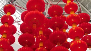 Alışveriş Merkezinde Tavanda Geleneksel Kırmızı Çin Fenerleri Dekorasyon
