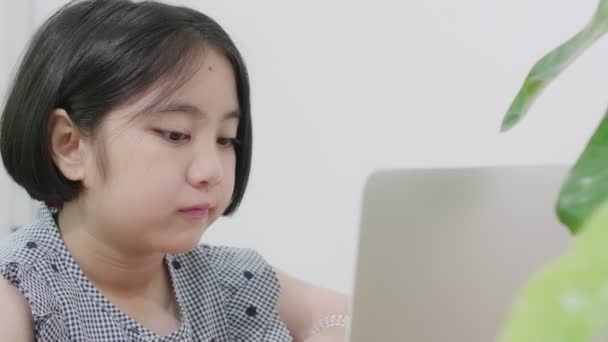 Κλείστε Κορίτσι Της Ασίας Χρησιμοποιώντας Φορητό Υπολογιστή Στην Τάξη Fps — Αρχείο Βίντεο