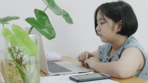 Sınıfta Dizüstü Bilgisayar Kullanarak Asyalı Kız Kapatın Fps — Stok video
