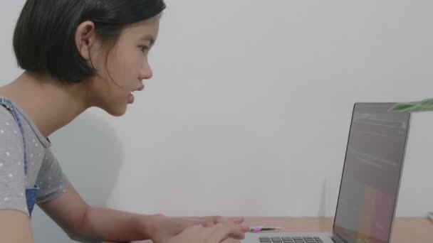 Uitzoomen Shot Aziatische Meisje Met Behulp Van Laptop Computer Klas — Stockvideo