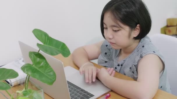 Close Asian Girl Using Laptop Computer Class Fps — Stock Video