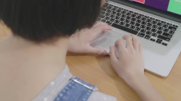 Fechar Mãos Menina Digitando Teclado Computador Portátil Fps — Vídeo de Stock