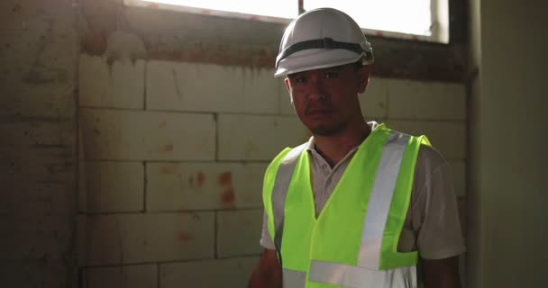 Portrét Asijský Průmyslový Inženýr Muž Tvrdé Čepici Nosit Bezpečnostní Vestu — Stock video