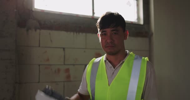 Asyalı Endüstriyel Mühendis Sert Şapka Giyen Güvenlik Ceketi Giyen Nşaat — Stok video
