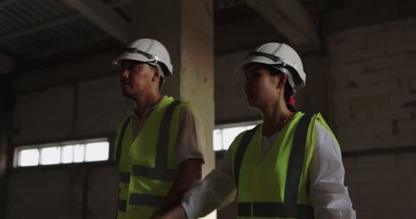 Sert Şapkalı Asyalı Endüstriyel Mühendisler Nşaat Alanında Birlikte Çalışan Güvenlik — Stok video