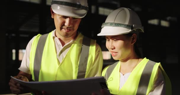 亚洲工业工程师穿着安全衣在建筑工地一起工作 — 图库视频影像