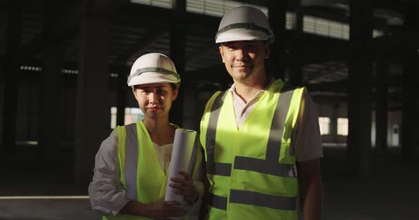 Asyalı Sert Şapkalı Endüstriyel Mühendisler Nşaat Alanında Birlikte Çalışan Güvenlik — Stok video