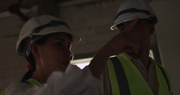 Asijské Průmyslové Inženýři Tvrdé Klobouku Nosit Bezpečnostní Vestu Pracuje Staveništi — Stock video