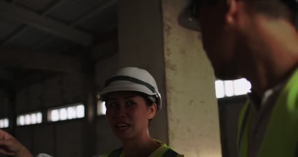 Ingénieurs Industriels Asiatiques Casque Sécurité Portant Veste Travail Dans Chantier — Video