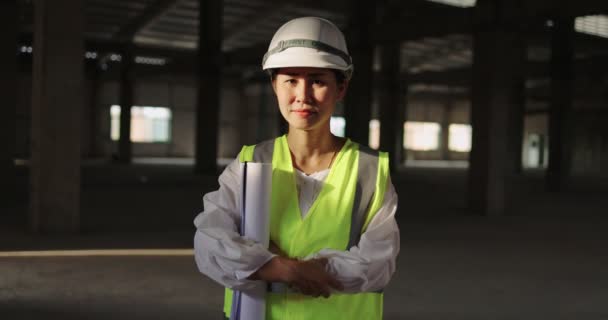 Asyalı Endüstriyel Mühendis Kadın Sert Şapkalı Güvenlik Ceketi Giyiyor Nşaat — Stok video