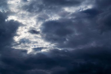 Fırtınadan önce, dramatik gökyüzü, yağmur bulutları