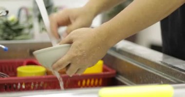 Adam el plaka mutfak lavaboda yıkama kadar kapatın,