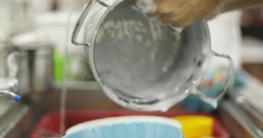 Adam el plaka mutfak lavaboda yıkama kadar kapatın,