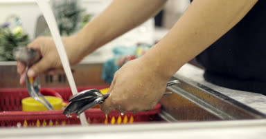 Adam el plaka mutfak lavaboda yıkama kadar kapatın,