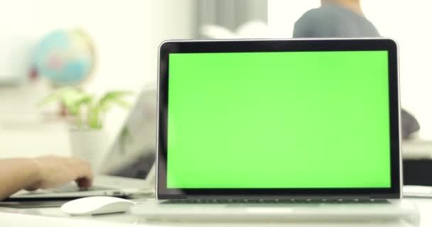Πράσινο Laptop Οθόνη Υπολογιστή Μπροστά Από Ομάδα Εργασίας — Αρχείο Βίντεο