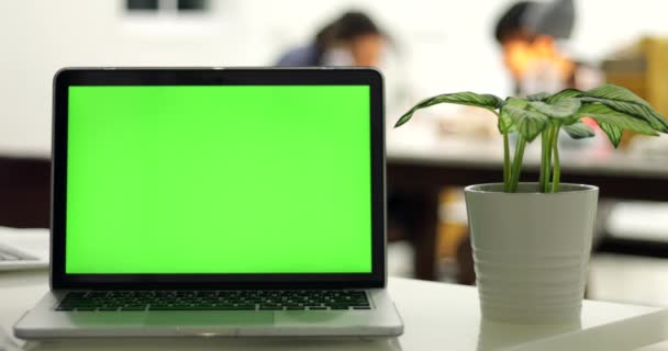 ワークグループの向かいに緑のラップトップ コンピューターの画面 — ストック動画