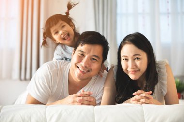 Mutlu Asya Aile Baba Anne ile kızı kamera ile gülümsemek yüz arıyorum.