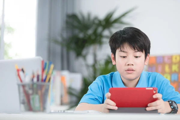 Asiático Bonito Menino Usando Tablet Computador — Fotografia de Stock